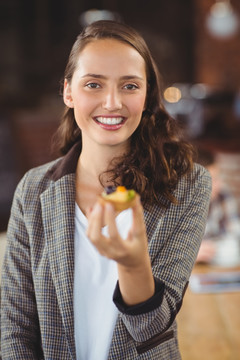 在吃一个松饼的女人