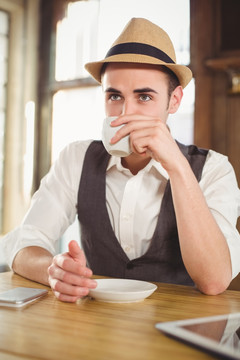 微笑着喝咖啡的商务男人