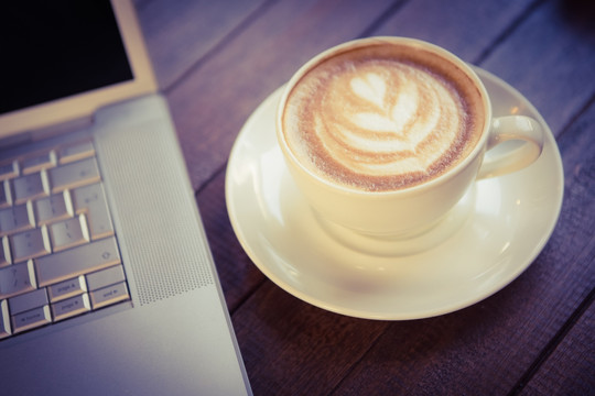 笔记本电脑和咖啡