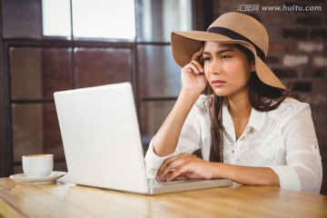 使用笔记本电脑的商务女人