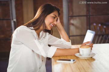 使用平板电脑的商务女人