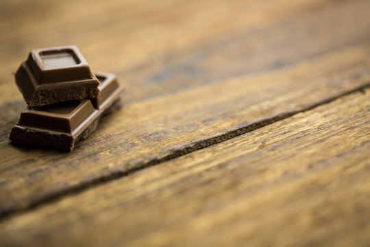 木制桌上的巧克力片