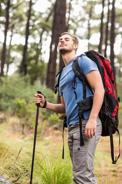 背着登山包闭着眼睛的年轻男人