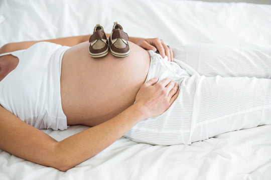 孕妇肚子上的婴儿鞋