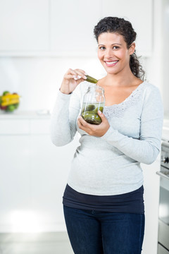 孕妇在厨房吃泡菜