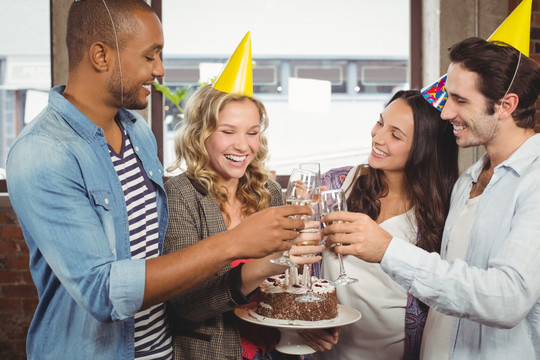 在办公室里庆祝生日的商人们