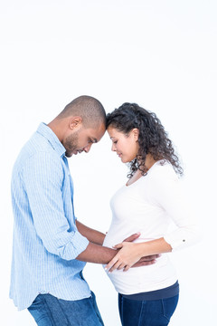 男人摸着怀孕妻子的肚子