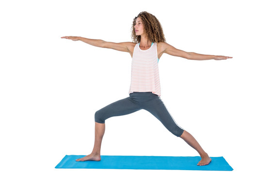 站在瑜伽垫上伸展双臂的女人