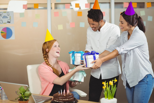 同事们在办公室里庆祝生日