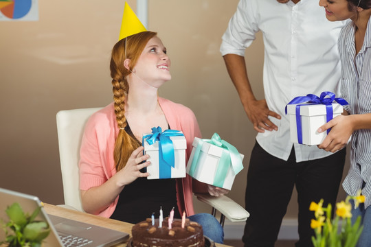 同事们在办公室里庆祝生日