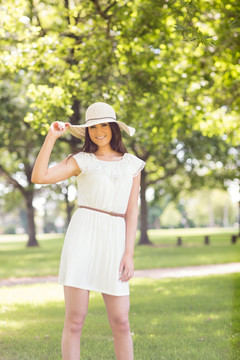 站在草地上戴着太阳帽的女人