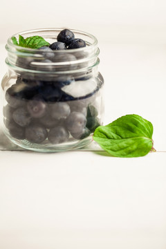 玻璃罐里的新鲜蓝莓