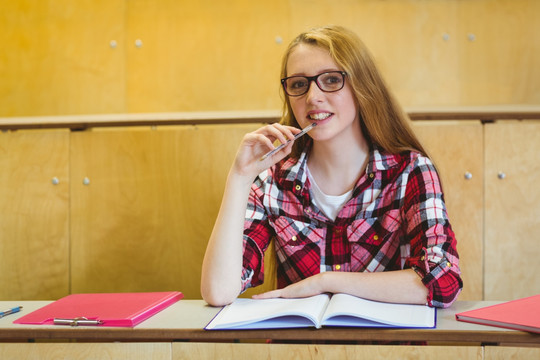 微笑的女大学生在教室里