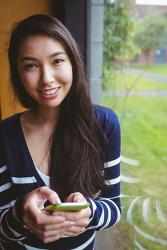 使用手机的商务女人