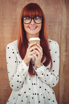 微笑着拿着咖啡的商务女人