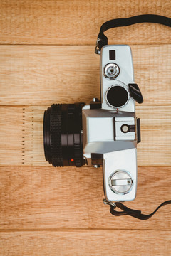 木桌上的旧相机
