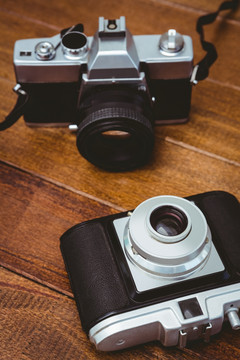 木桌上的两台旧相机