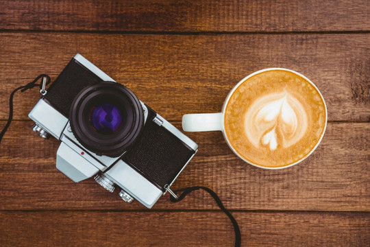 一台旧相机和咖啡