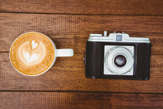 一台旧相机和咖啡