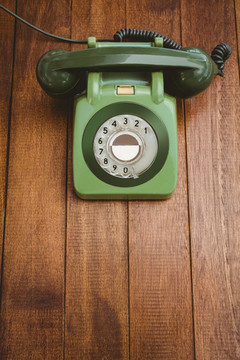 木桌上的旧电话