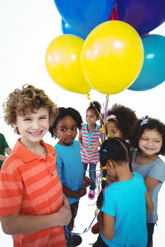一群孩子拿着气球泡