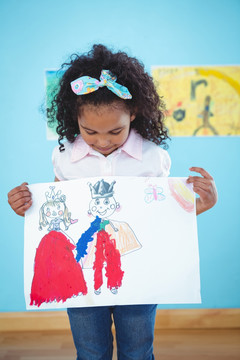小女孩展示她画的一幅画