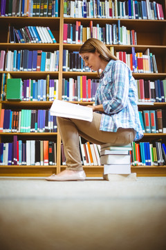 在图书馆里看书的女大学生