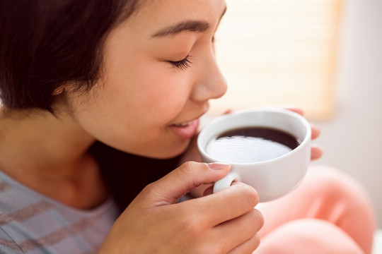 在喝一杯咖啡的年轻女人