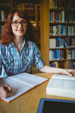 在大学图书馆里看书学习的大学生