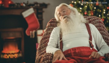 睡在躺椅上的圣诞老人