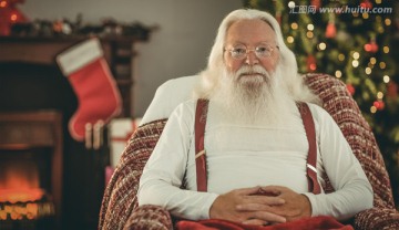 坐在椅子上的圣诞老人