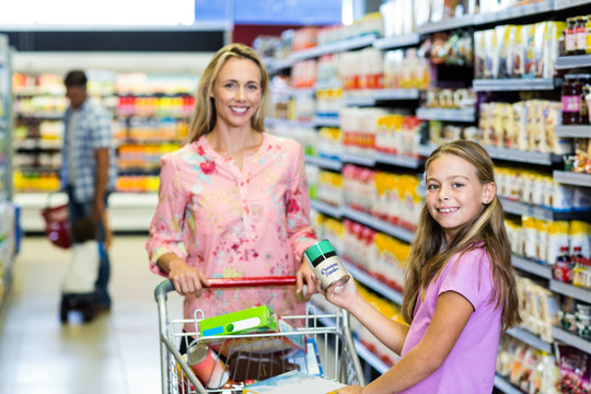 微笑的母亲和女儿在逛超市