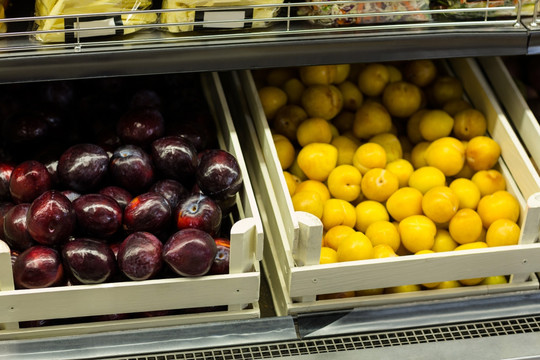超市货架上的水果