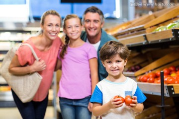 年轻的家庭在超市购物