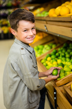 站在超市里微笑着的男孩
