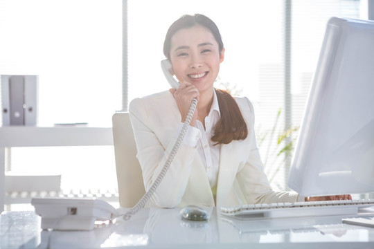 微笑着打电话的商务女人