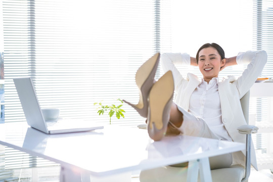 靠坐在椅子上思考的商务女人