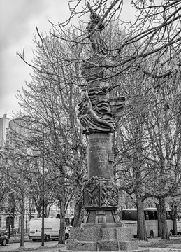 巴黎塞纳河畔街头雕塑