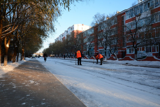 清雪的环卫工