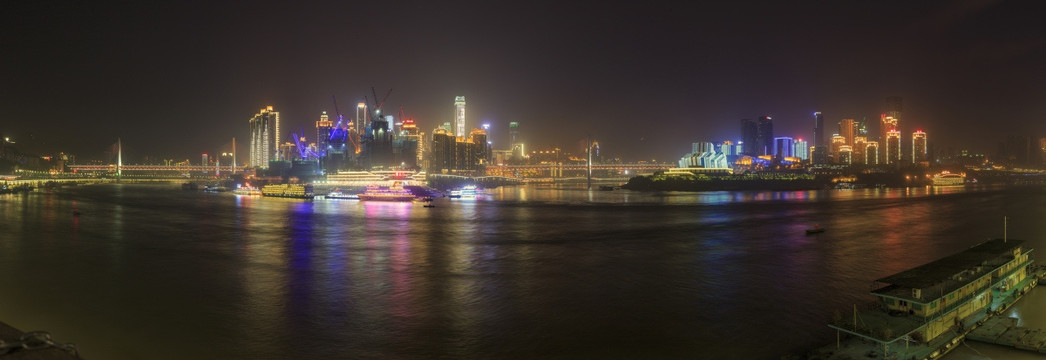 重庆朝天门两江交汇夜景全景接片