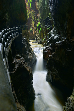 峡谷溪流