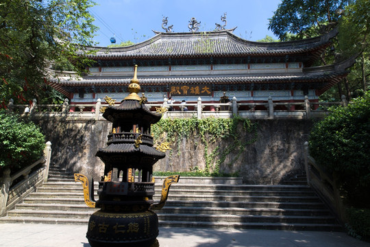 白云山能仁寺大雄宝殿香炉宝塔