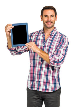 微笑着展示平板电脑的商务男人
