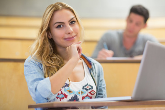 女大学生在教室里使用笔记本电脑