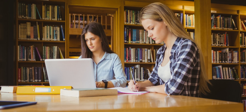 在图书馆里学习的女大学生