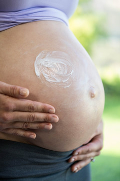 孕妇肚子上的防晒霜