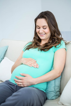 孕妇坐在沙发上