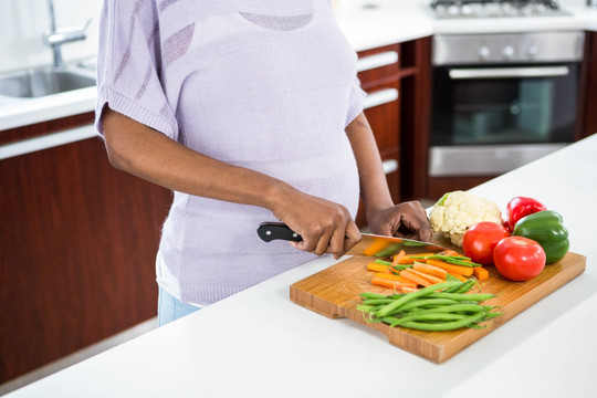 孕妇准备蔬菜