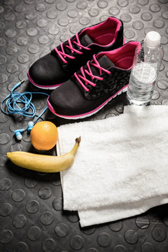 运动鞋和健身器材