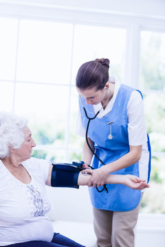 护士为病人量血压
